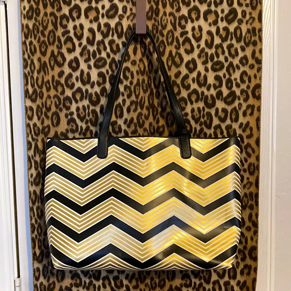 Tote Bag - Land’s End  Gold/Black/Cream chevron pattern w/coin purse